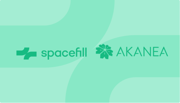 Logos de Spacefill et d'AKANEA sur fond vert clair.